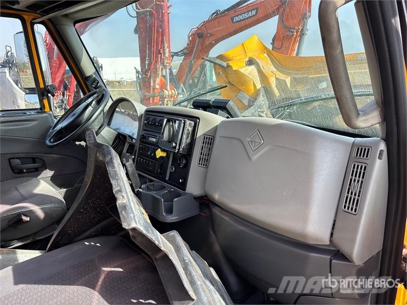 International 4400 Комбинированные дорожные машины