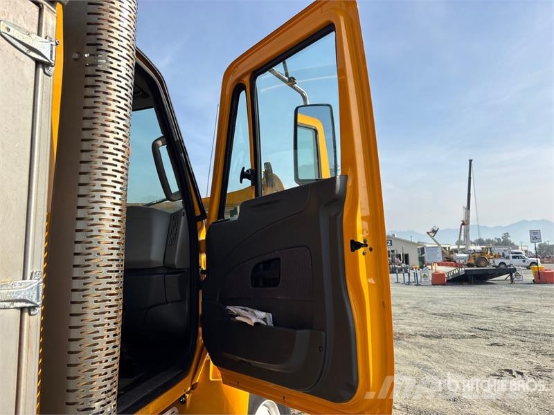 International 4400 Комбинированные дорожные машины