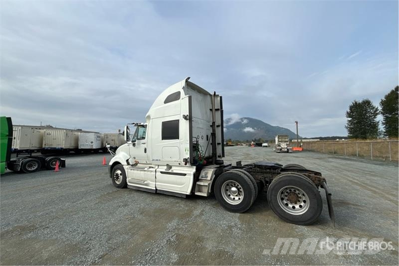 International 6x4 T/A Sleeper Truck Tractor Nyergesvontatók