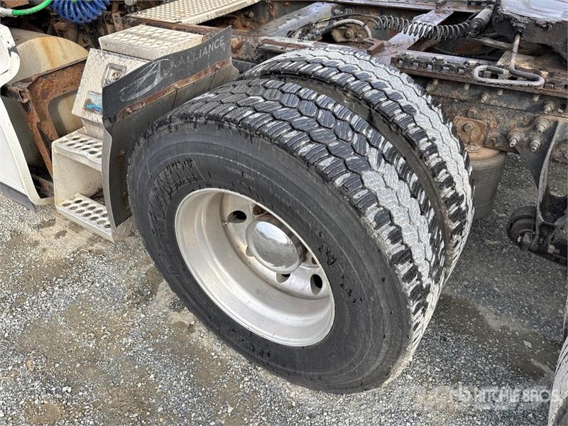 International 6x4 T/A Sleeper Truck Tractor Nyergesvontatók