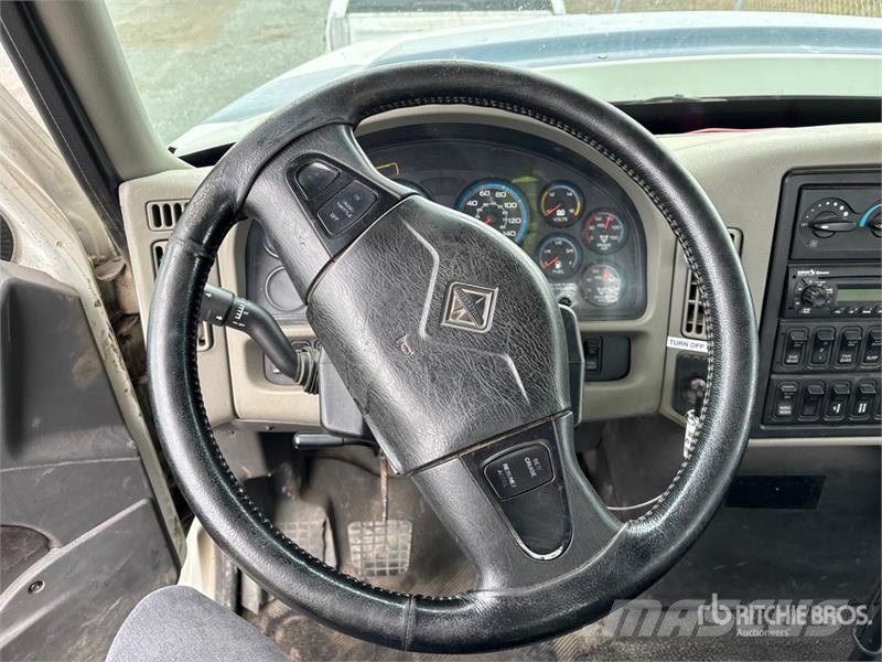 International 7400 Pagalbos kelyje automobiliai