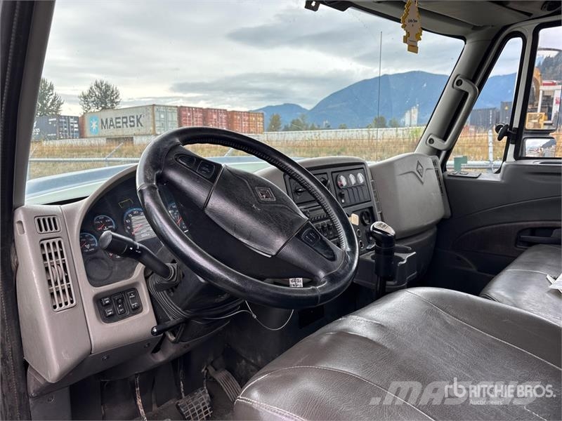 International 7400 Pagalbos kelyje automobiliai