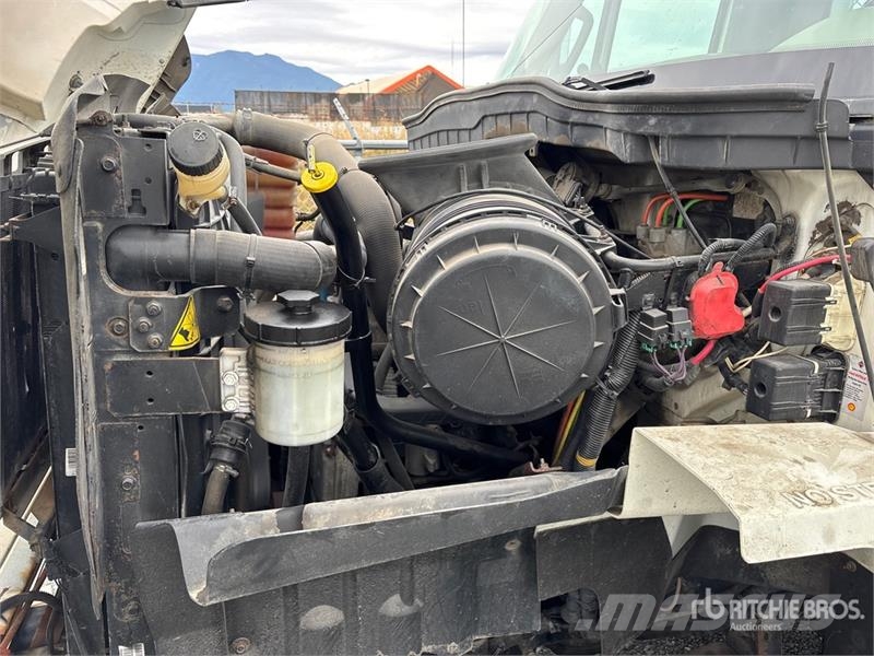 International 7400 Pagalbos kelyje automobiliai