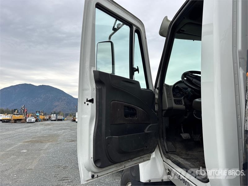 International 7400 Pagalbos kelyje automobiliai