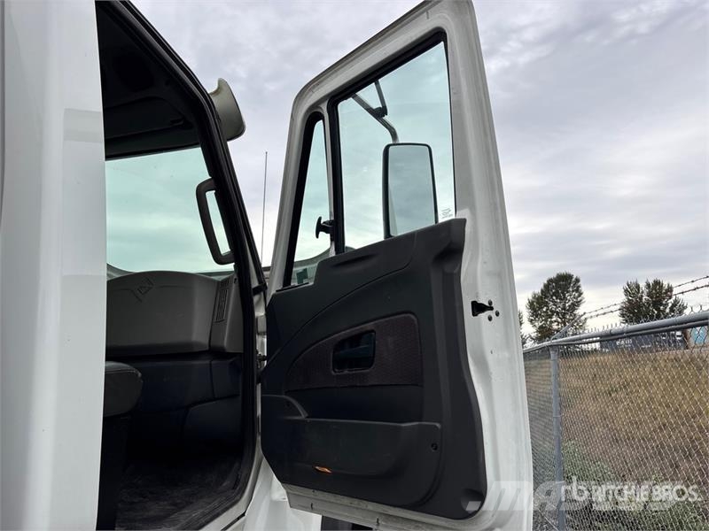 International 7400 Pagalbos kelyje automobiliai