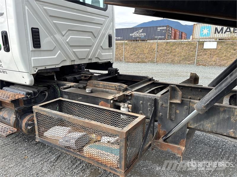 International 7400 Pagalbos kelyje automobiliai