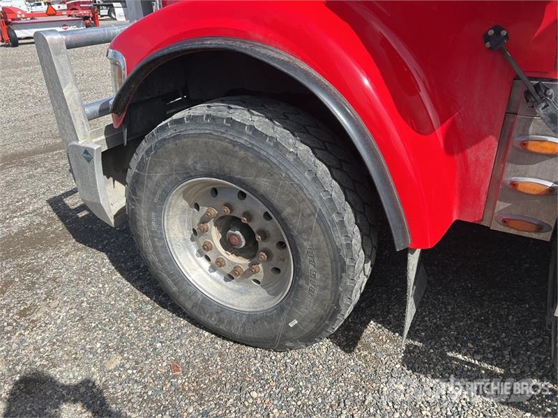 International 9900i 6x4 T/A Sleeper Truck Tractor (Inoperable) Vlačilci