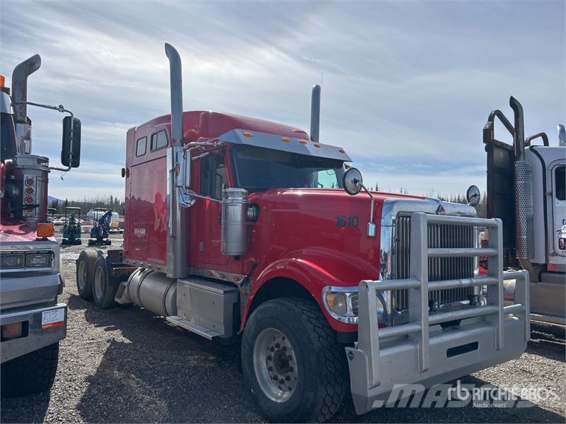 International 9900i 6x4 T/A Sleeper Truck Tractor (Inoperable) Vlačilci