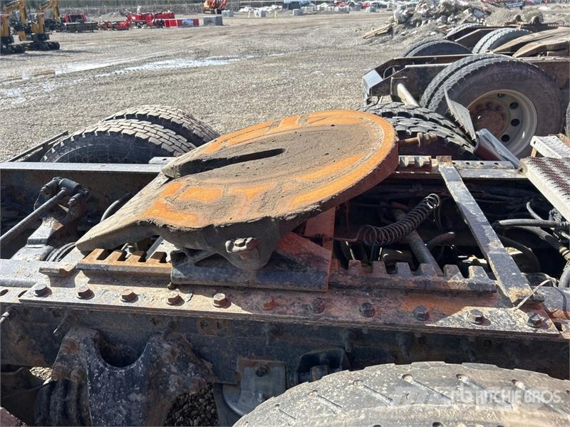 International 9900i 6x4 T/A Sleeper Truck Tractor (Inoperable) Vlačilci