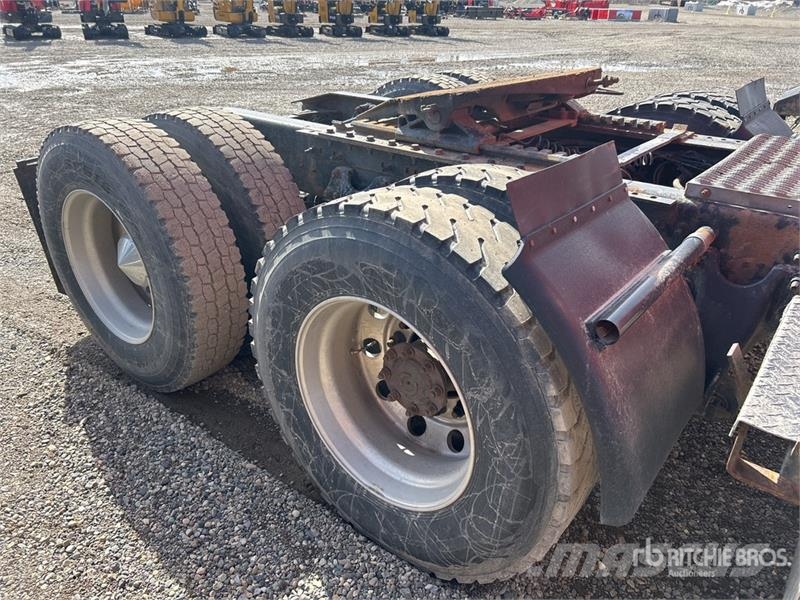 International 9900i 6x4 T/A Sleeper Truck Tractor (Inoperable) Vlačilci