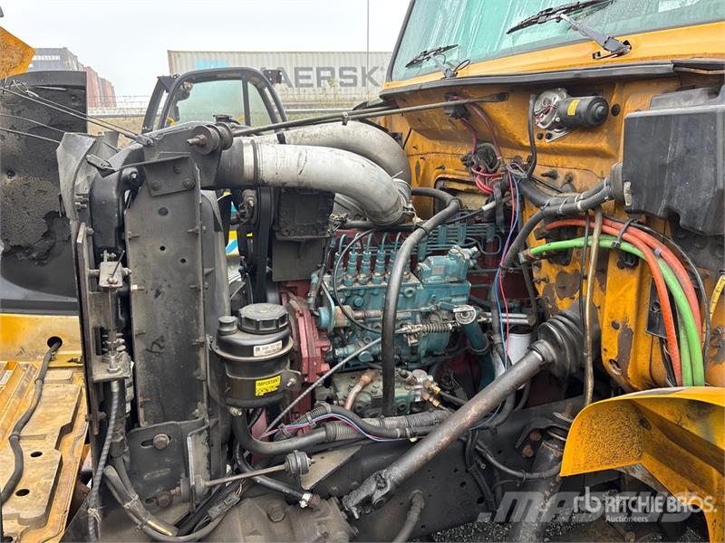 International D845A-B 20230 lb Straight Boom on International 49 Camiones grúa