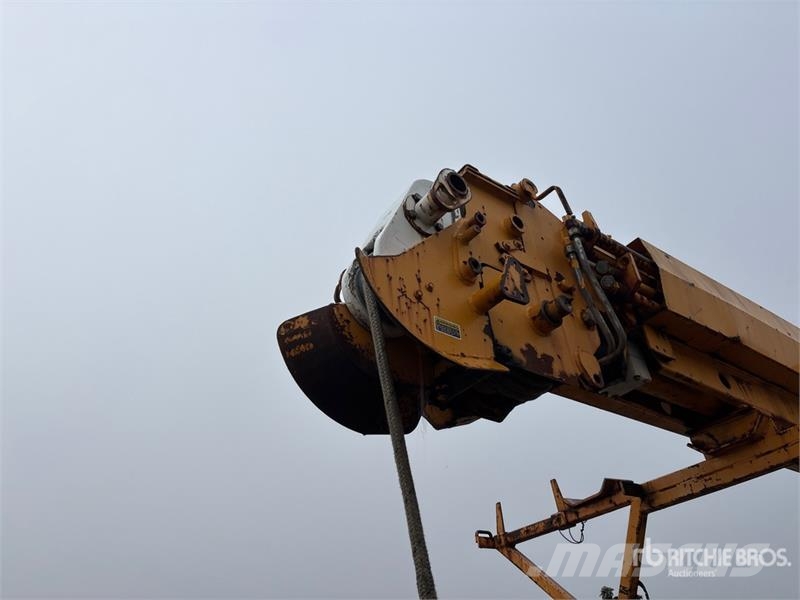 International D845A-B 20230 lb Straight Boom on International 49 Camiones grúa