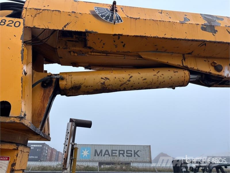 International D845A-B 20230 lb Straight Boom on International 49 Camiones grúa