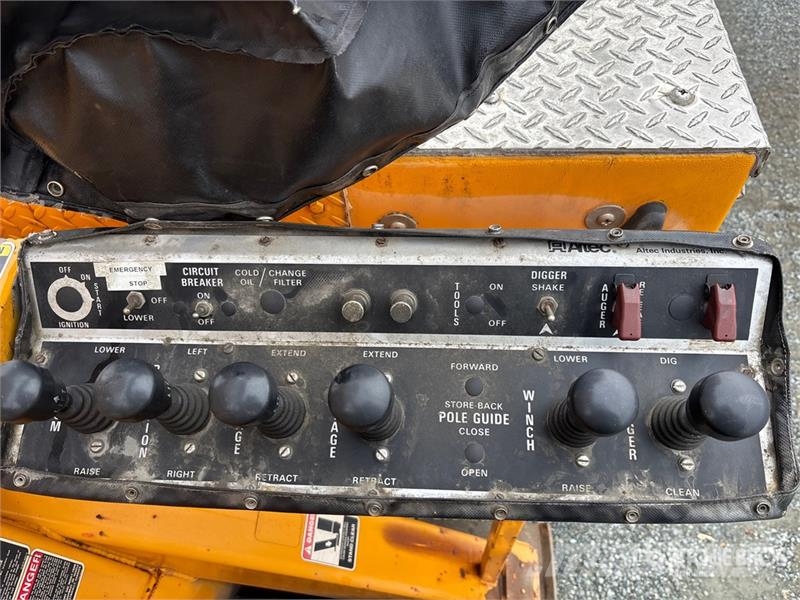 International D845A-B 20230 lb Straight Boom on International 49 Camiones grúa