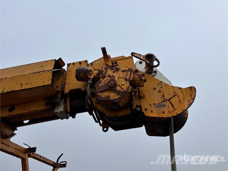 International D845A-B 20230 lb Straight Boom on International 49 Camiones grúa