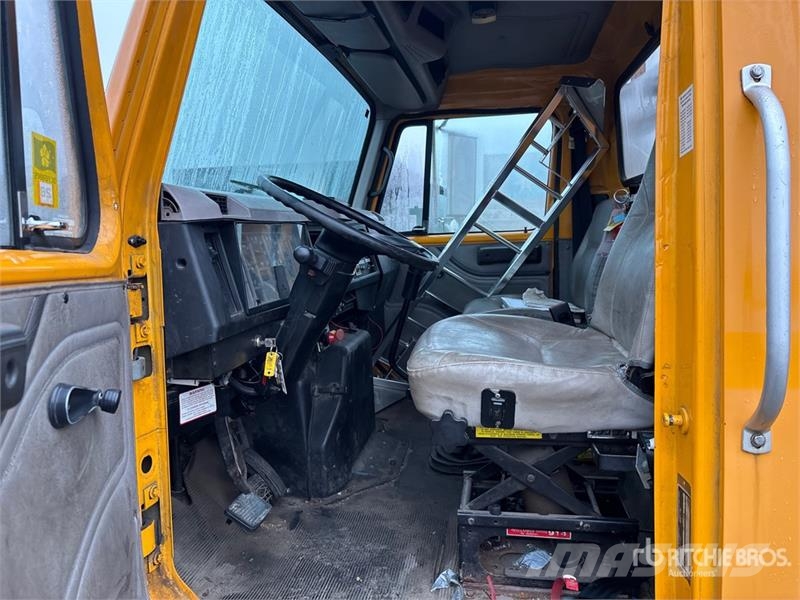International D845A-B 20230 lb Straight Boom on International 49 Camiones grúa