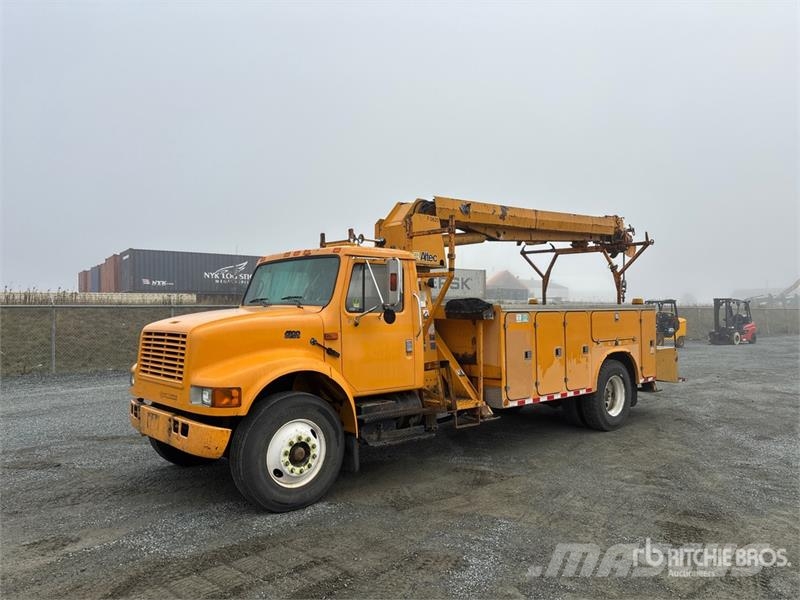 International D845A-B 20230 lb Straight Boom on International 49 Camiones grúa
