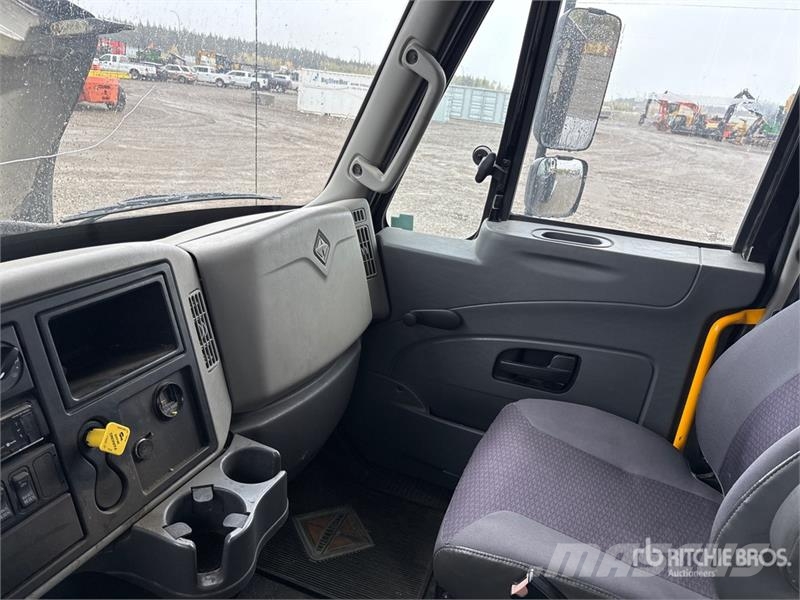 International DuraStar 4300 4x2 Crew Cab Flatbed Truck Flatbed/Dropside trucks