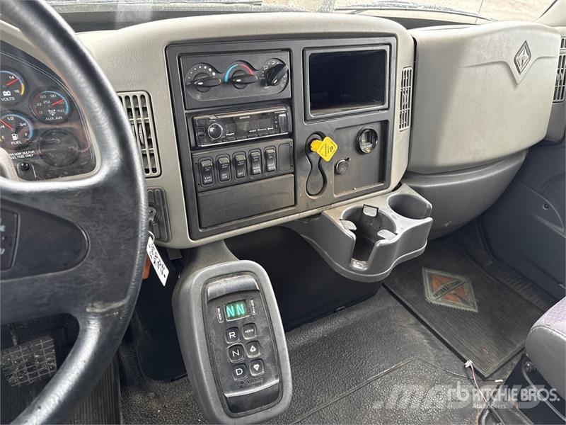 International DuraStar 4300 4x2 Crew Cab Flatbed Truck Flatbed/Dropside trucks