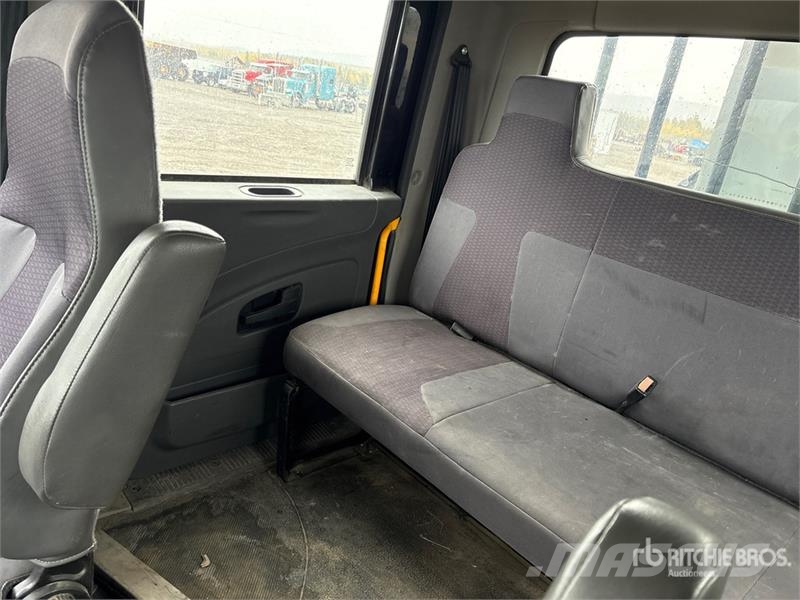 International DuraStar 4300 4x2 Crew Cab Flatbed Truck Flatbed/Dropside trucks