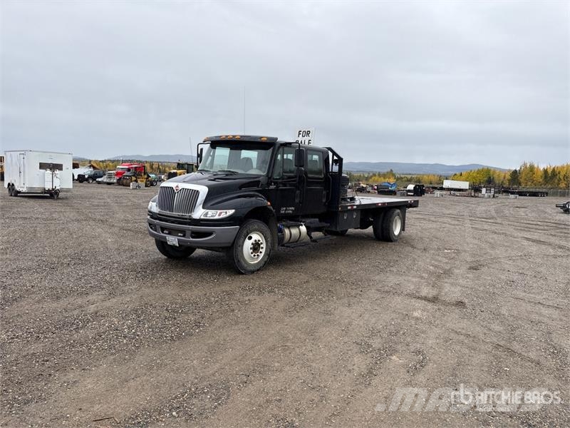 International DuraStar 4300 4x2 Crew Cab Flatbed Truck Flatbed/Dropside trucks
