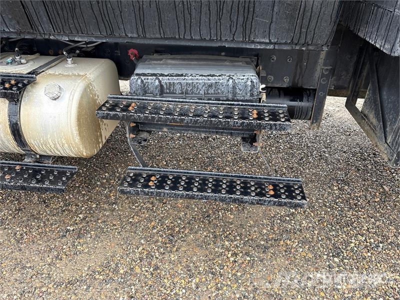 International DuraStar 4300 4x2 Crew Cab Flatbed Truck Flatbed/Dropside trucks