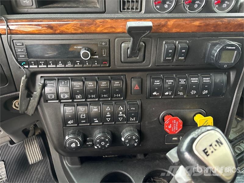International Lone Star 6x4 T/A Sleeper Truck Tractor Trekkers