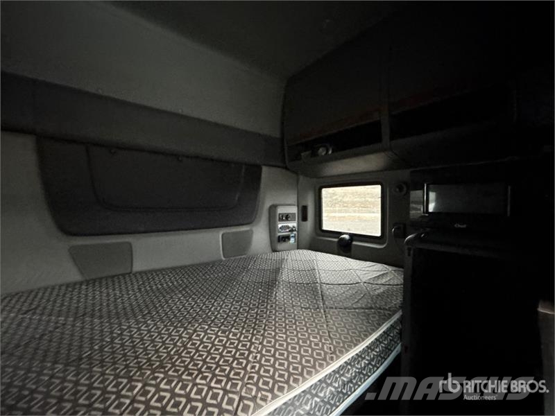 International Lone Star 6x4 T/A Sleeper Truck Tractor Trekkers