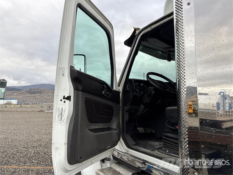 International Lone Star 6x4 T/A Sleeper Truck Tractor Trekkers