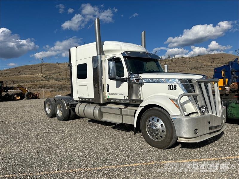 International Lone Star Tri/A Sleeper Truck Tractor Trækkere
