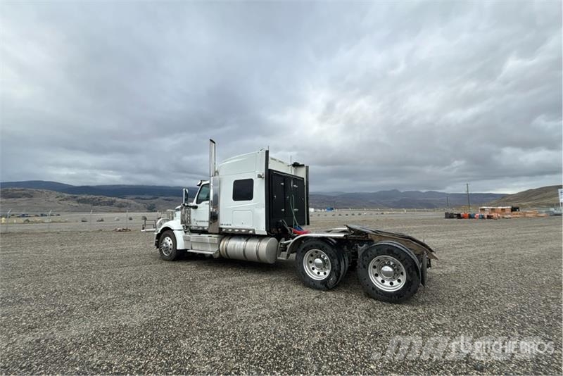 International Lone Star 6x4 T/A Sleeper Truck Tractor Trekkers