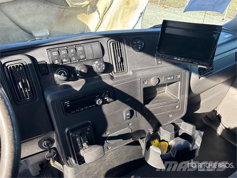 International MV607 4x2 Van Truck Fast kasse