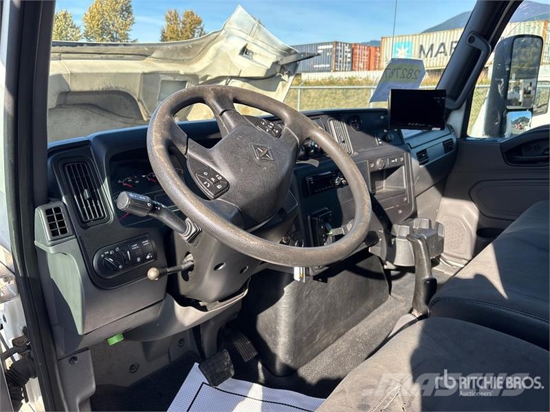International MV607 4x2 Van Truck Fast kasse