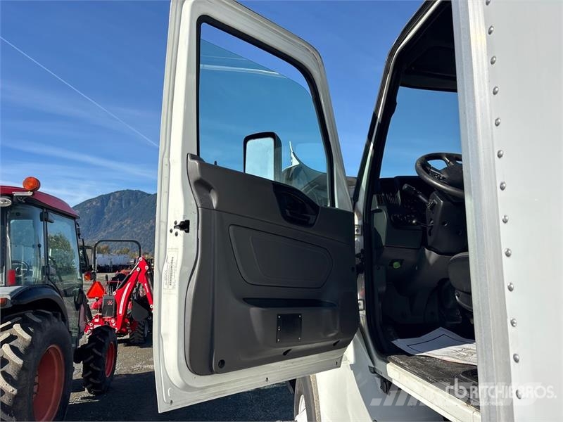 International MV607 4x2 Van Truck Fast kasse