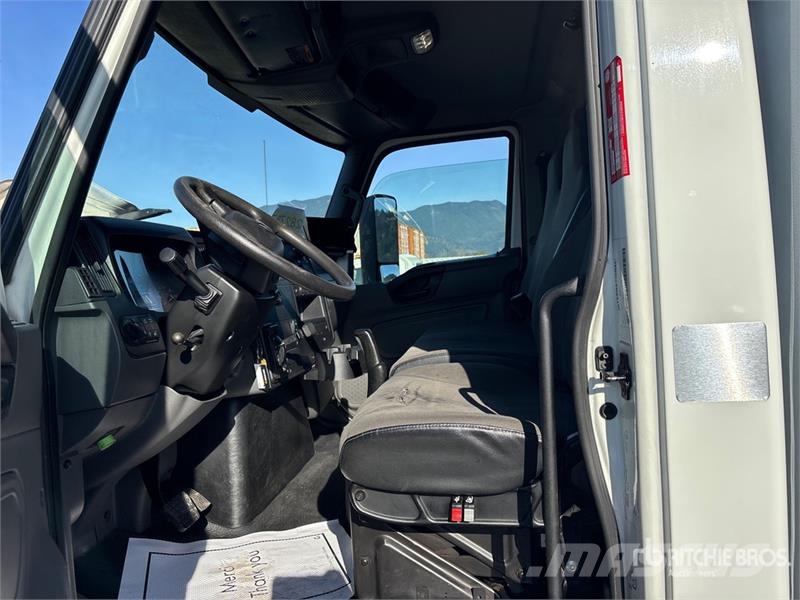 International MV607 4x2 Van Truck Fast kasse
