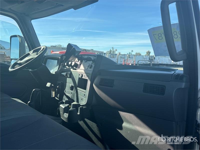 International MV607 4x2 Van Truck Fast kasse