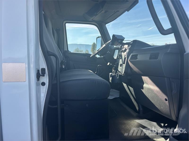 International MV607 4x2 Van Truck Fast kasse