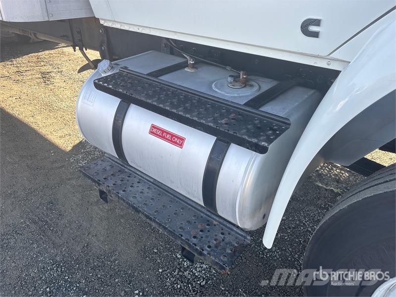 International MV607 4x2 Van Truck Fast kasse