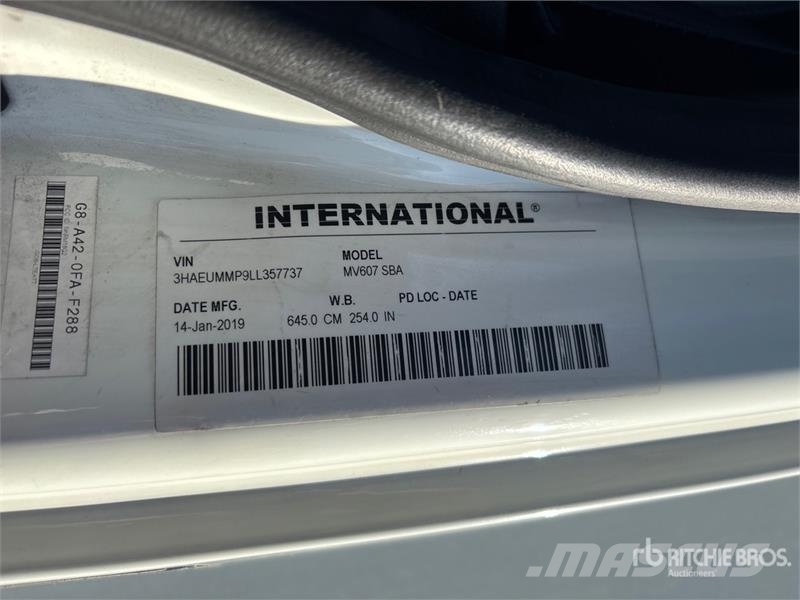 International MV607 4x2 Van Truck Fast kasse