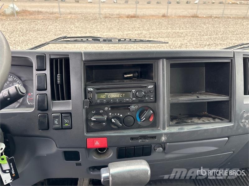 Isuzu NPR Camiões de caixa fechada