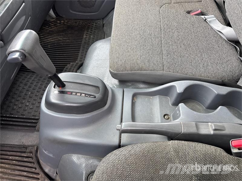 Isuzu NPR Camiões de caixa fechada