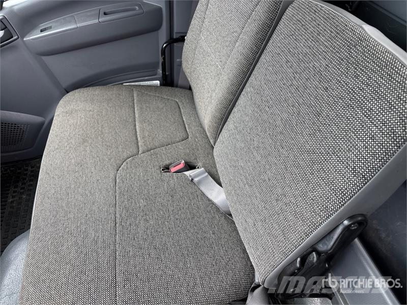 Isuzu NPR Camiões de caixa fechada