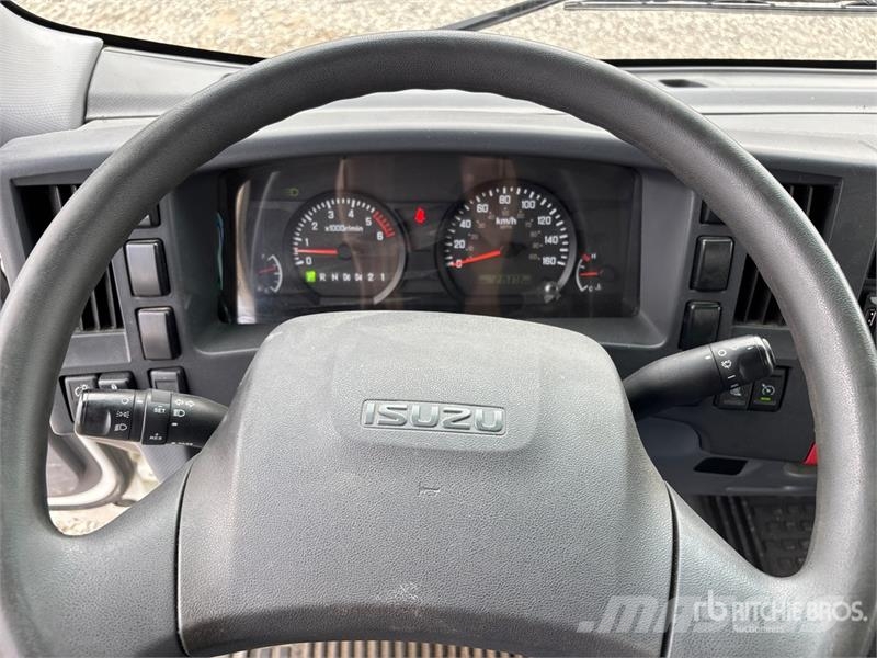 Isuzu NPR Camiões de caixa fechada