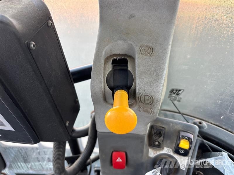 JCB Fastrac 8330 4WD Tractor Трактори