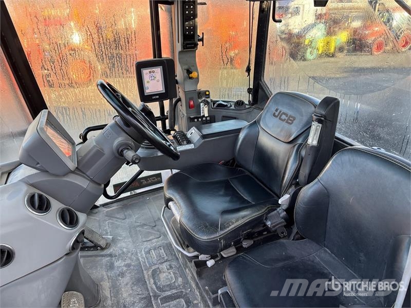 JCB Fastrac 8330 4WD Tractor Трактори