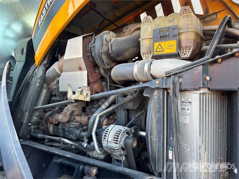 JCB Fastrac 8330 4WD Tractor Трактори