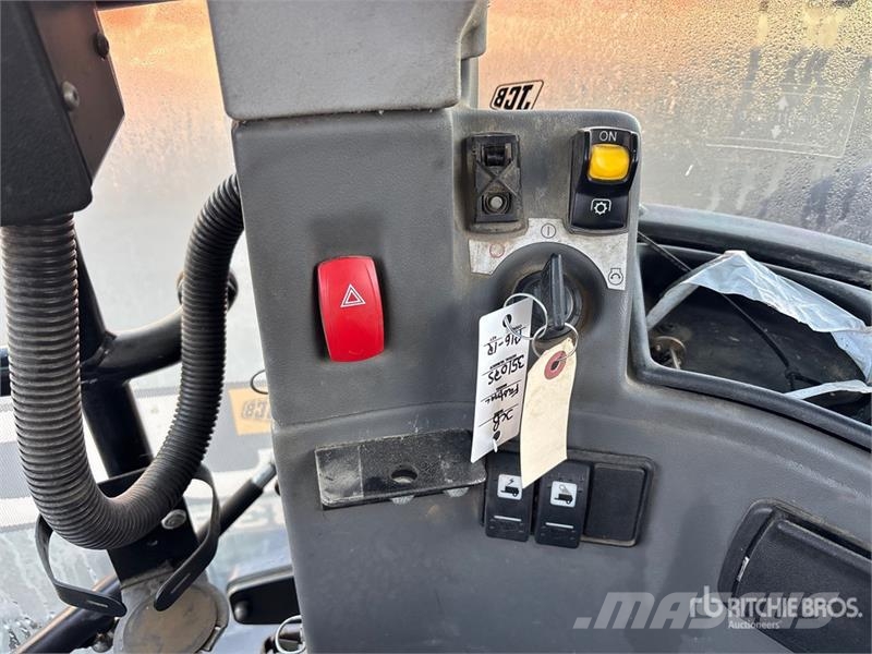 JCB Fastrac 8330 4WD Tractor Трактори