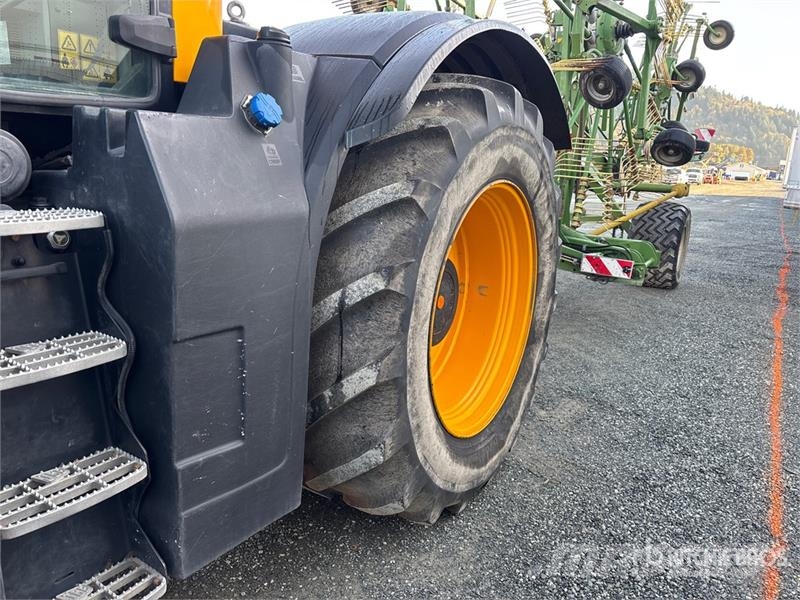 JCB Fastrac 8330 4WD Tractor Трактори
