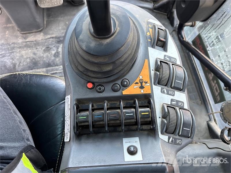 JCB Fastrac 8330 4WD Tractor Трактори