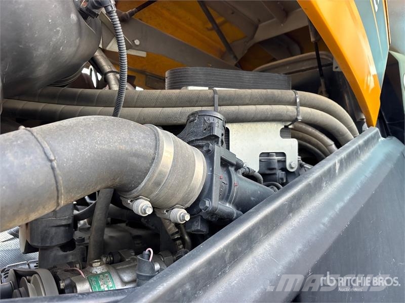 JCB Fastrac 8330 4WD Tractor Трактори